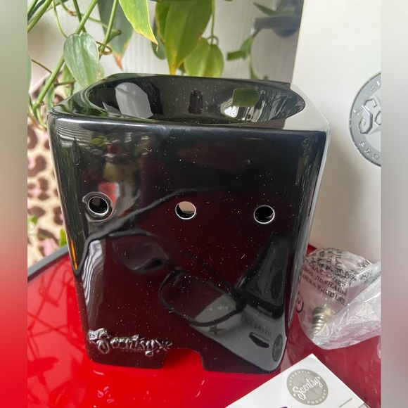 Scentsy Electric Candle Warmer Ceramic Holder with lightbulb, plates & candles - Picture 4 of 6